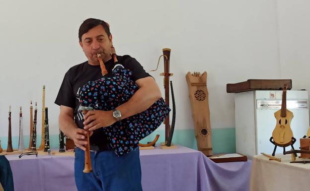 Juan Cruz, en la exposición de instrumentos.