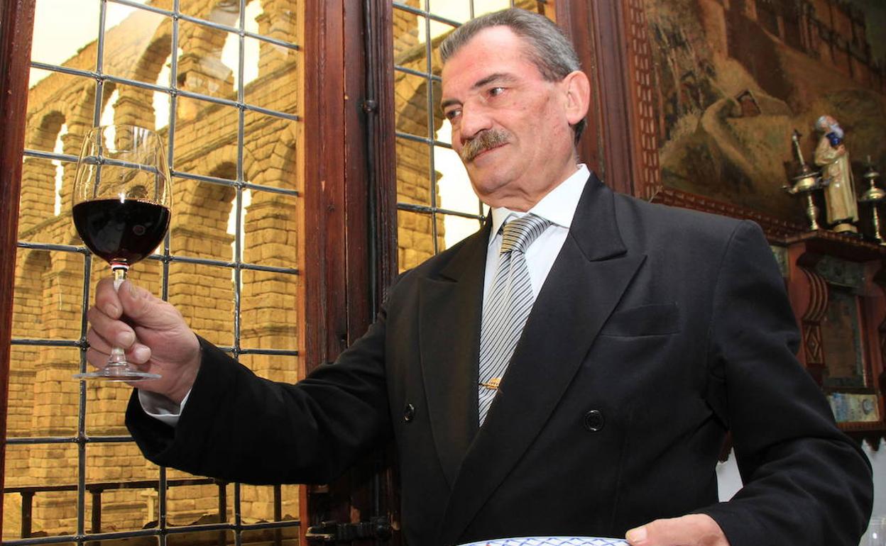 El sumiller y jefe de sala Pablo Martín en el Mesón de Cándido.