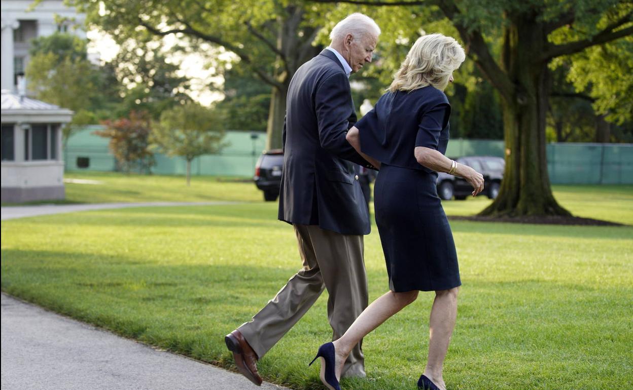 Joe Biden y su esposa.