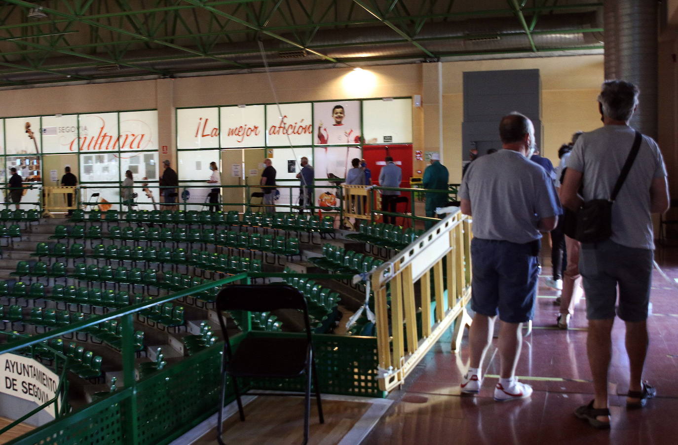 Colas para vacunarse en el Pedro Delgado.