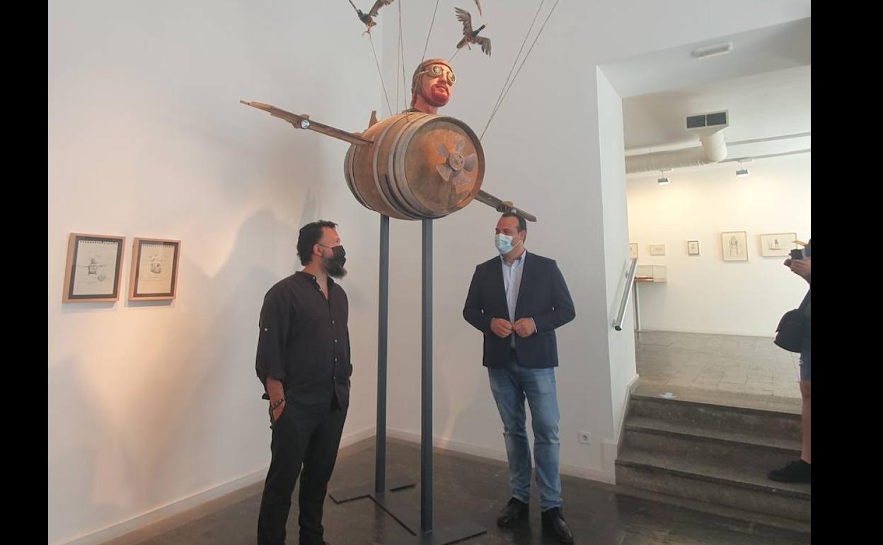 José Luis Serzo y David Mingo con una de las obras.