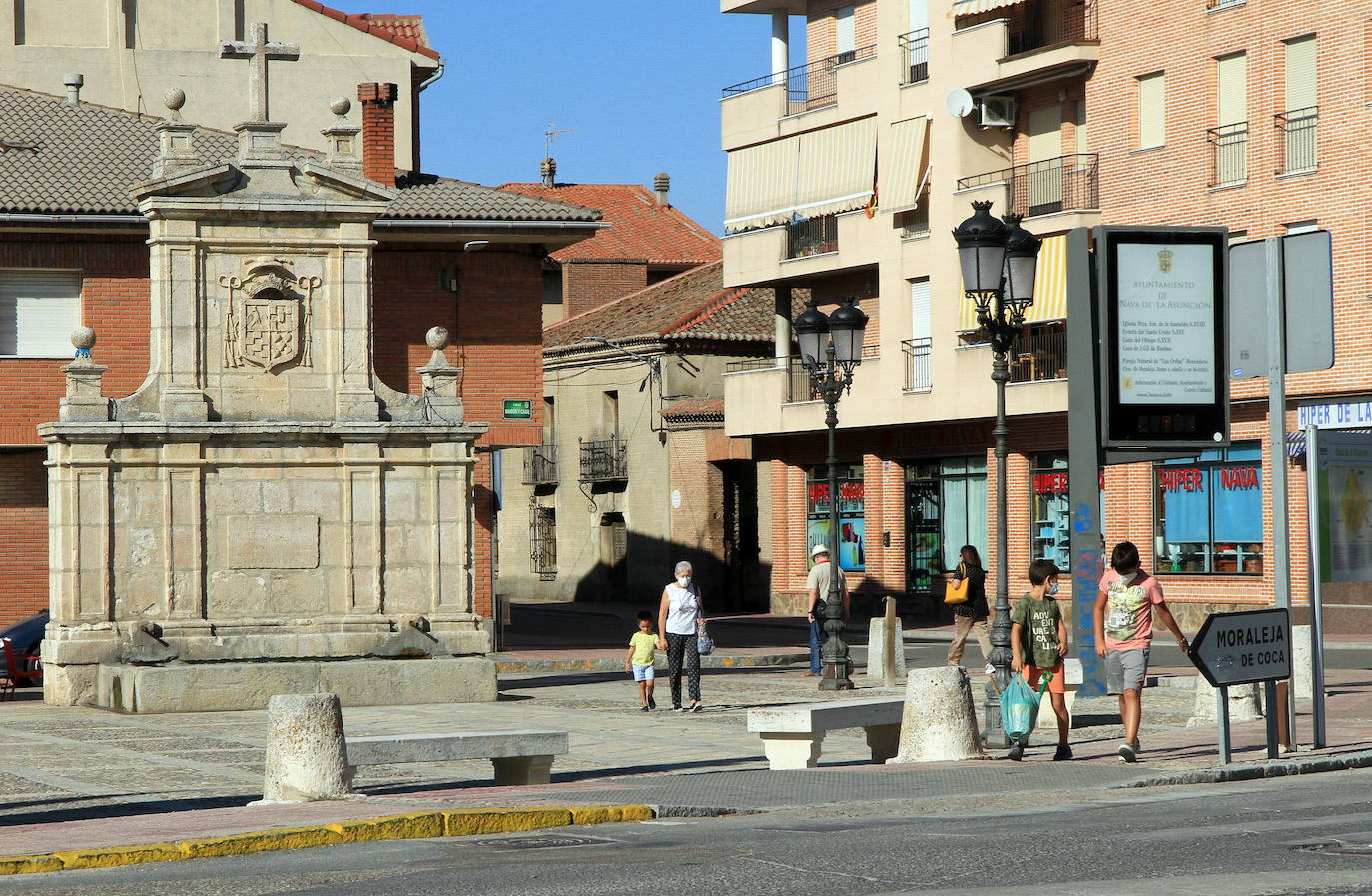 Una de las calles de Nava de la Asunción.