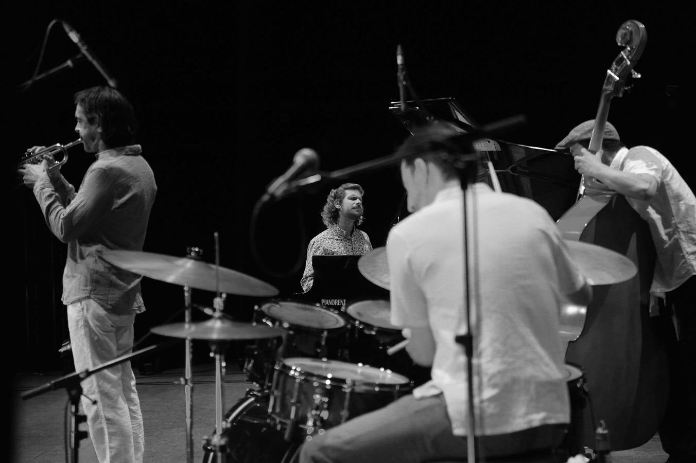 Fotos: l baterista Gonzalo del Val y la trompeta de Benet Palet, en el Festival de Jazz de Medina del Campo