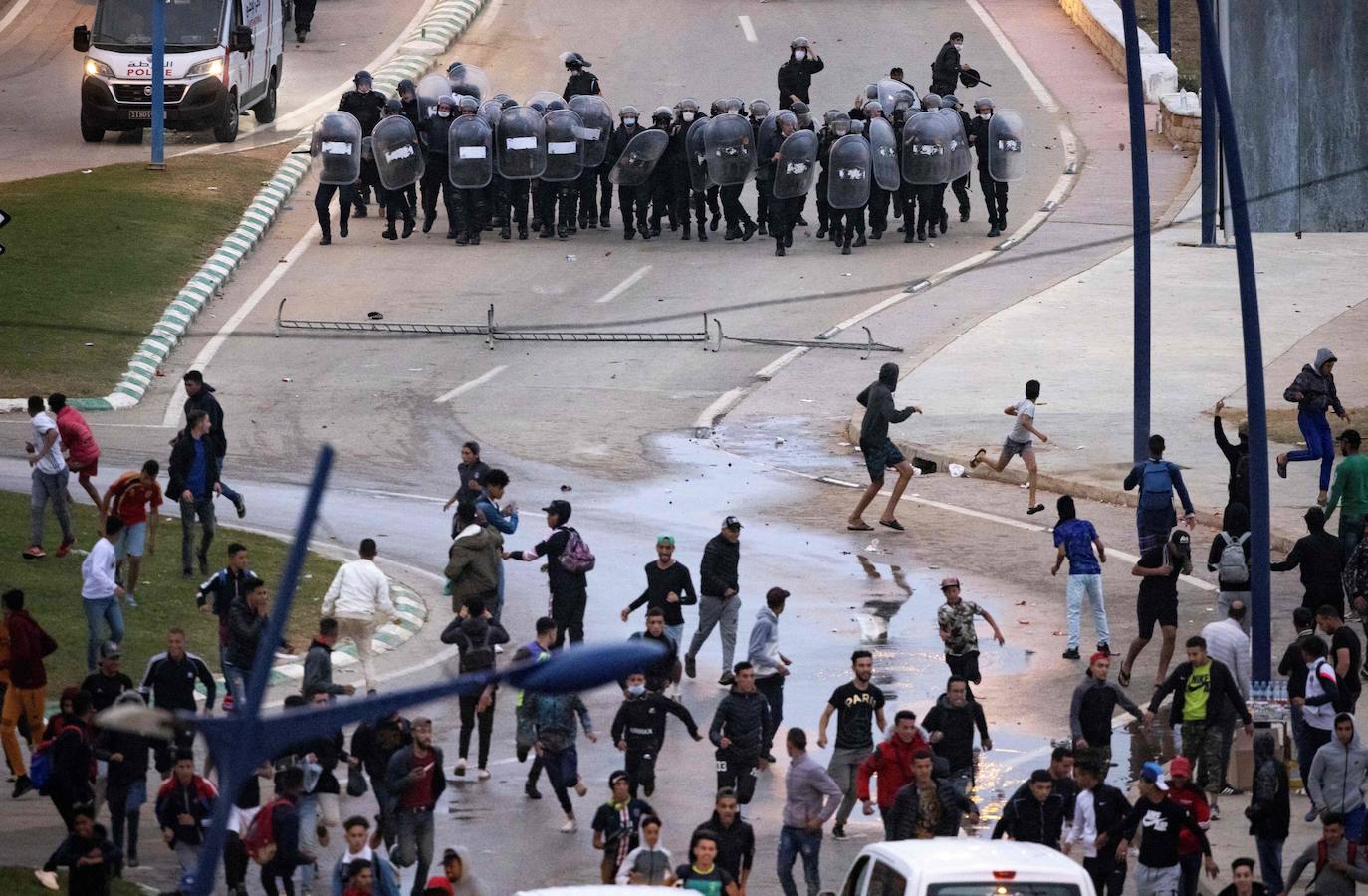 Lllegada de migrantes de Marruecos a Ceuta en mayo pasado.