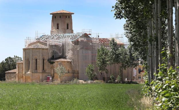 El Monasterio de Santa Cruz de la Zarza con andamios. 