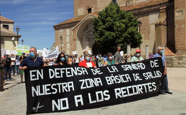 Momento de la salida de la manifestación de la Plaza Mayor de Nava de la Asunción.