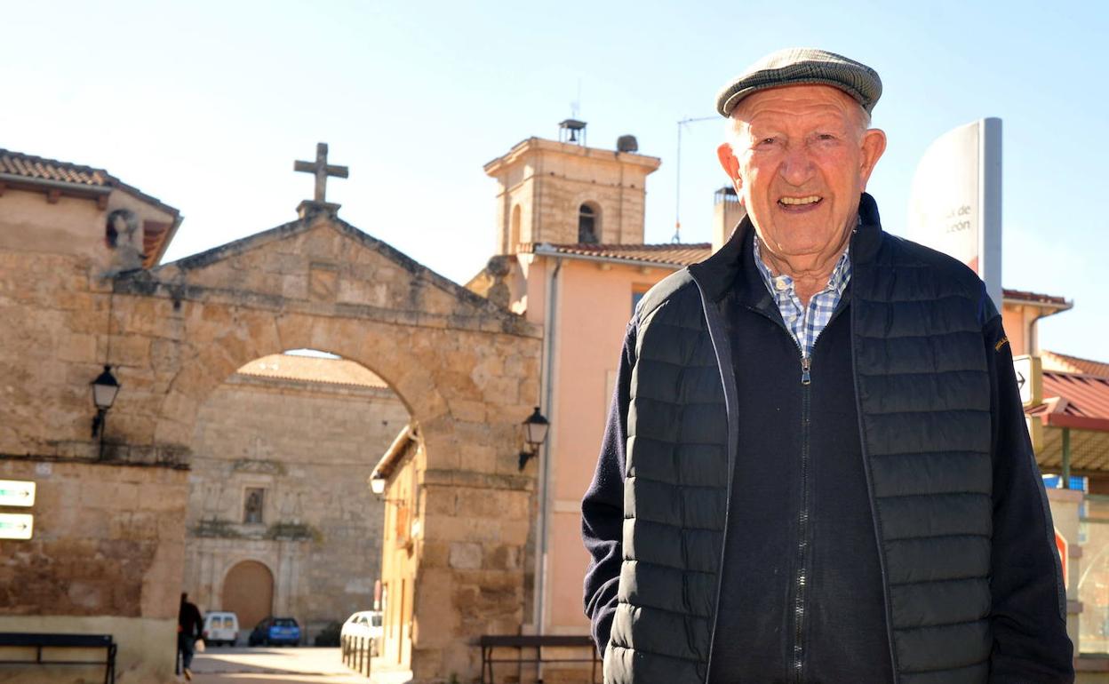 Alejandro Fernández posa ante el Arco de Pesquera de Duero (Valladolid) que inspiró la etiqueta del vino Tinto Pesquera, en noviembre de 2015. 