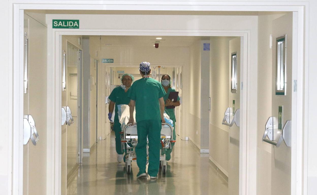 Celadores trasladan camas en el Hospital Clínico de Valladolid.. 