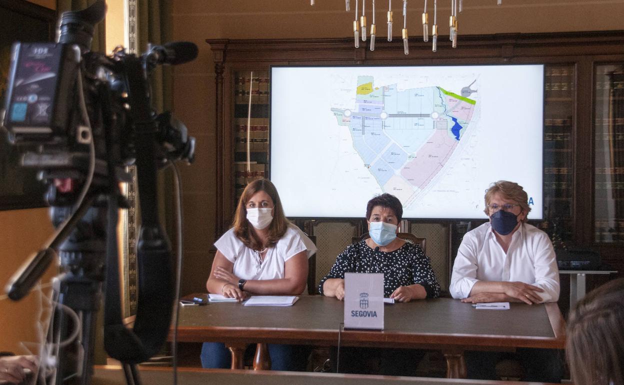 La concejala Clara Martín (izq.), la alcaldesa Clara Luquero, y el edil portavoz Jesús García Zamora, presentan los detalles del pleno sobre Prado del Hoyo. 