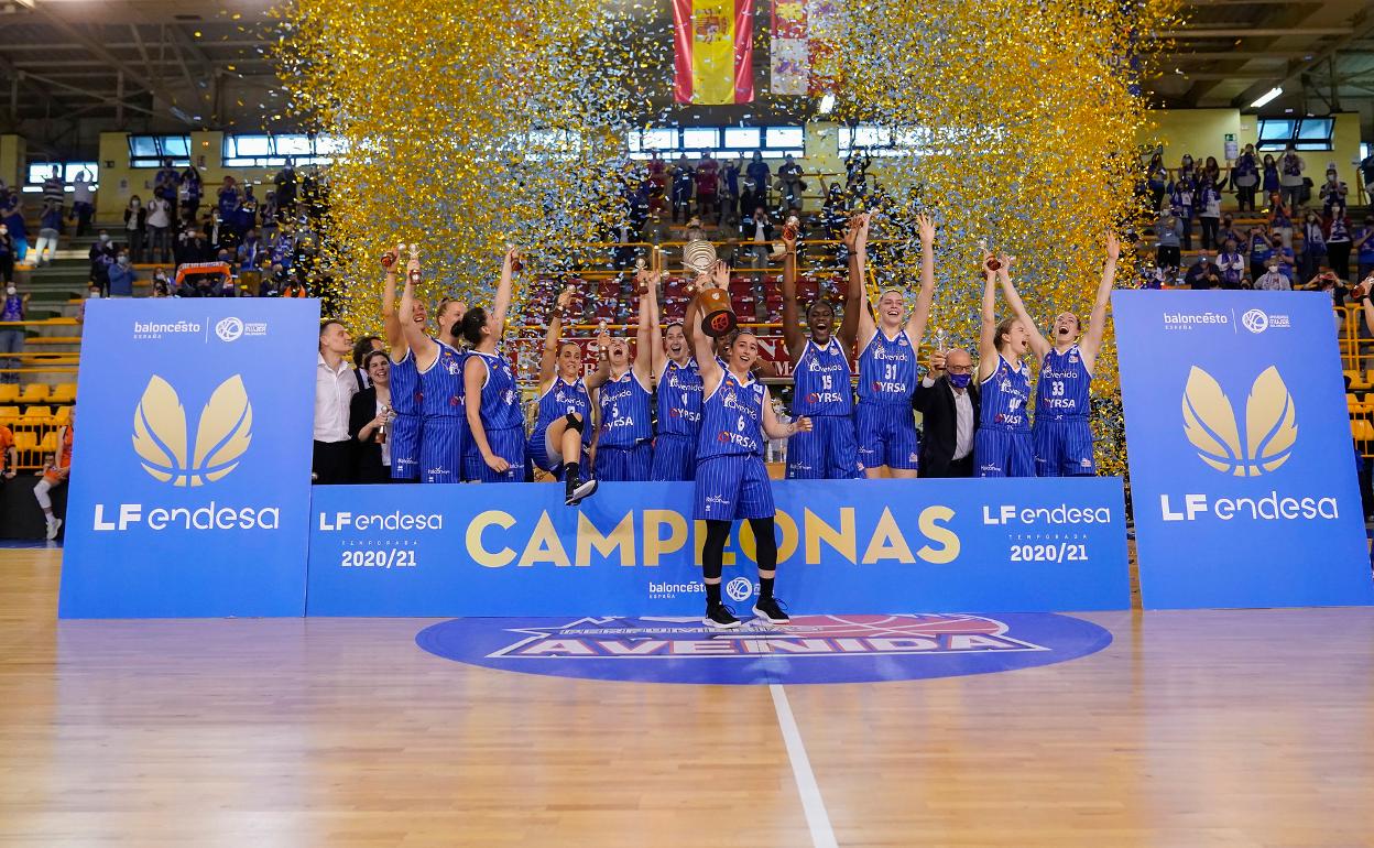 Silvia Domínguez levanta la copa de campeonas de la pasasa liga. 