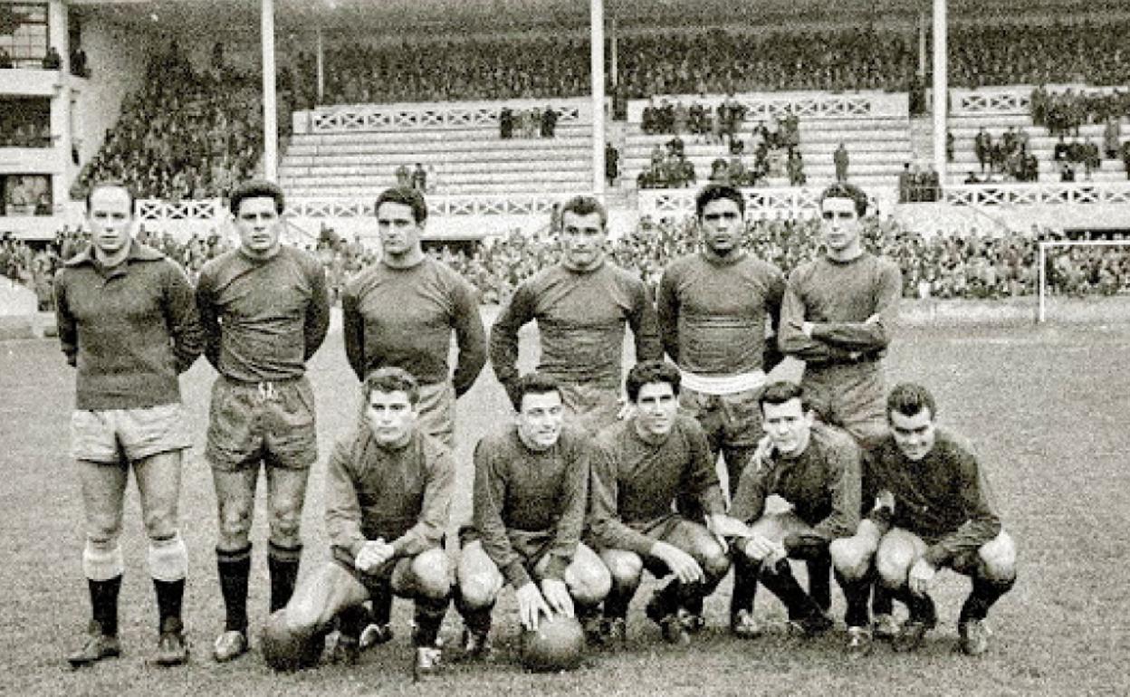 Equipo del Real Valladolid que jugó en Atocha en la temporada 1959-60. Beke es el cuarto, de izquierda a derecha de los que están de pie
