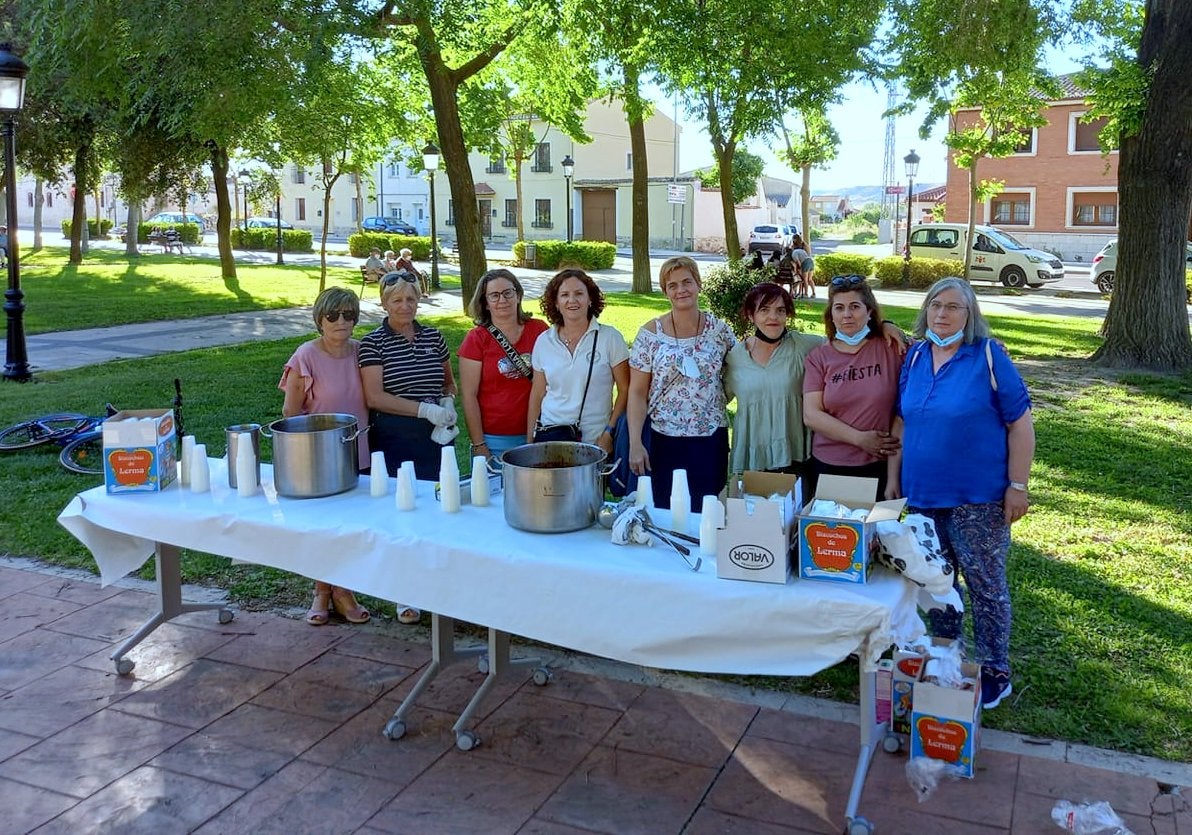 La Asociación Cultural de Amas de Casa 'Virgen de Revilla' repartió el tradicional chcolocate 