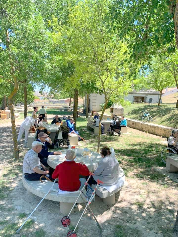 La Asociación Cultural de Amas de Casa 'Virgen de Revilla' repartió el tradicional chcolocate 