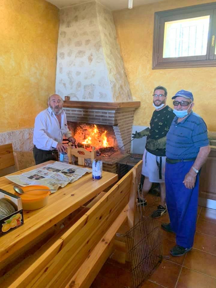 La Asociación Cultural de Amas de Casa 'Virgen de Revilla' repartió el tradicional chcolocate 