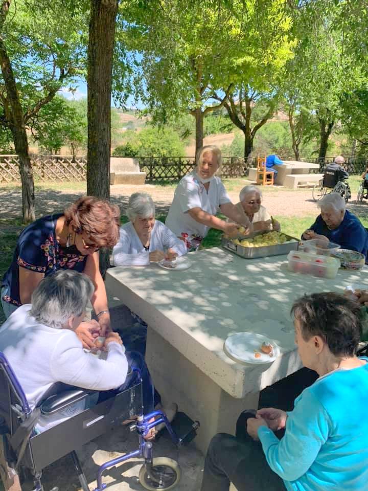 La Asociación Cultural de Amas de Casa 'Virgen de Revilla' repartió el tradicional chcolocate 