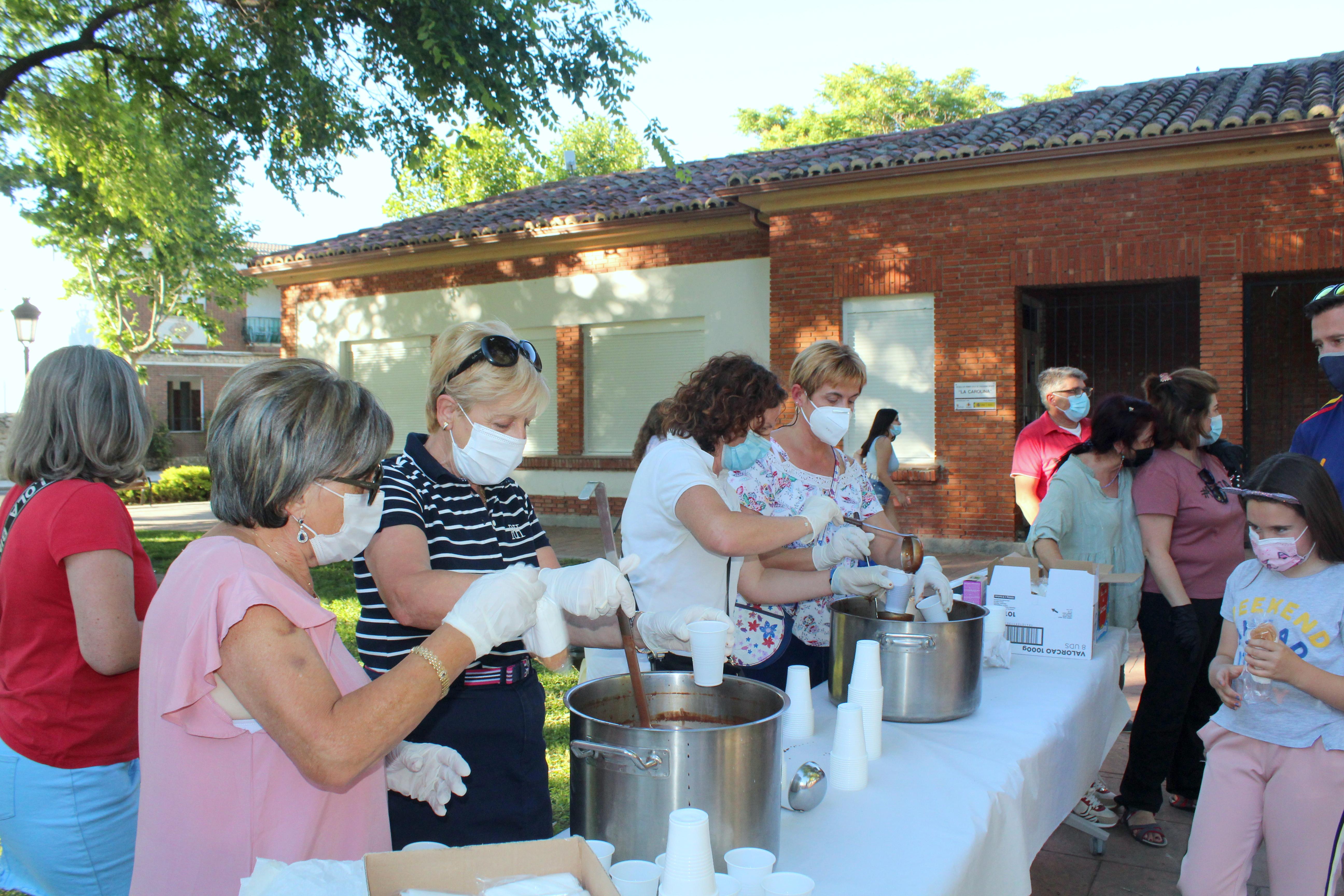 La Asociación Cultural de Amas de Casa 'Virgen de Revilla' repartió el tradicional chcolocate 