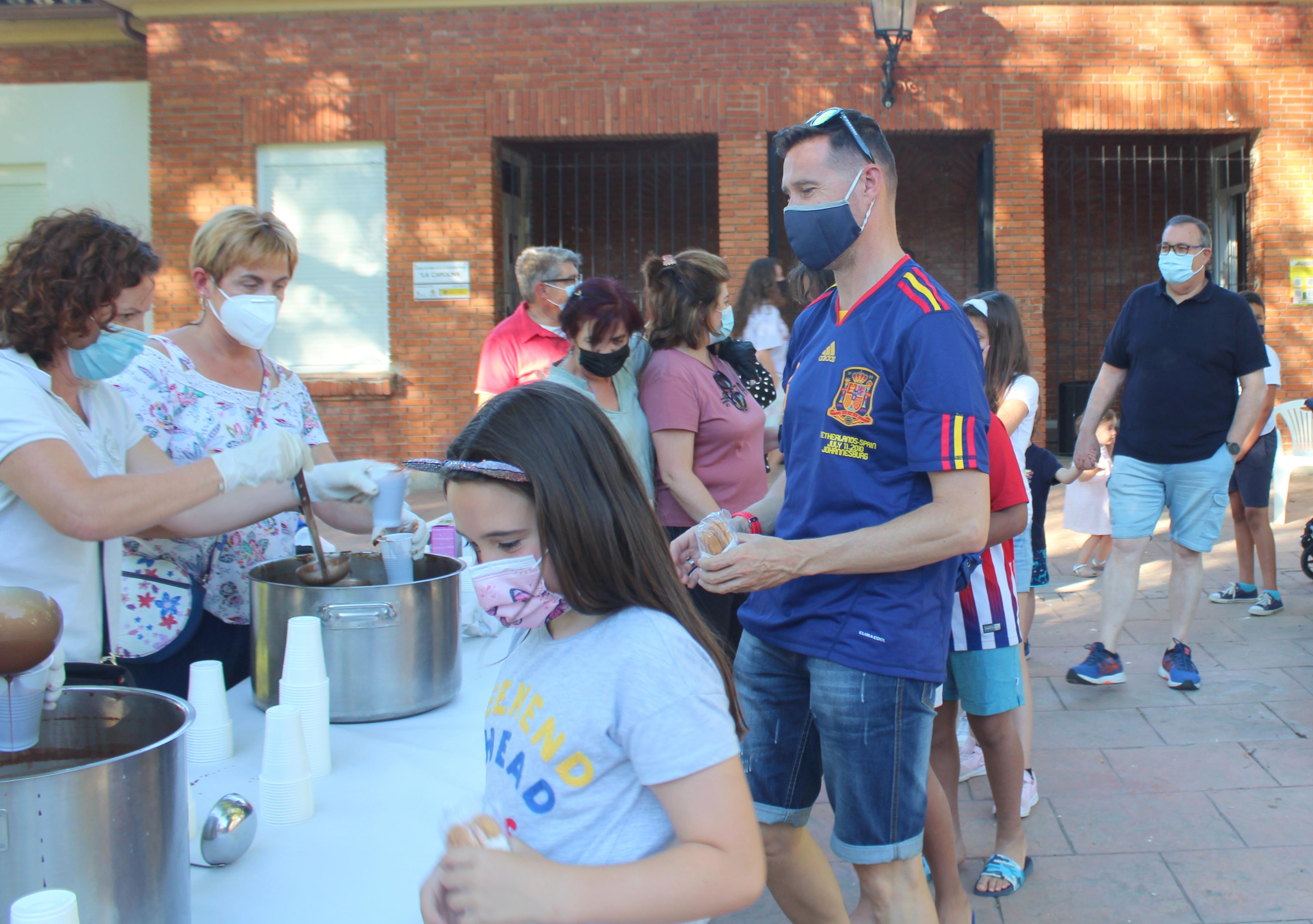 La Asociación Cultural de Amas de Casa 'Virgen de Revilla' repartió el tradicional chcolocate 