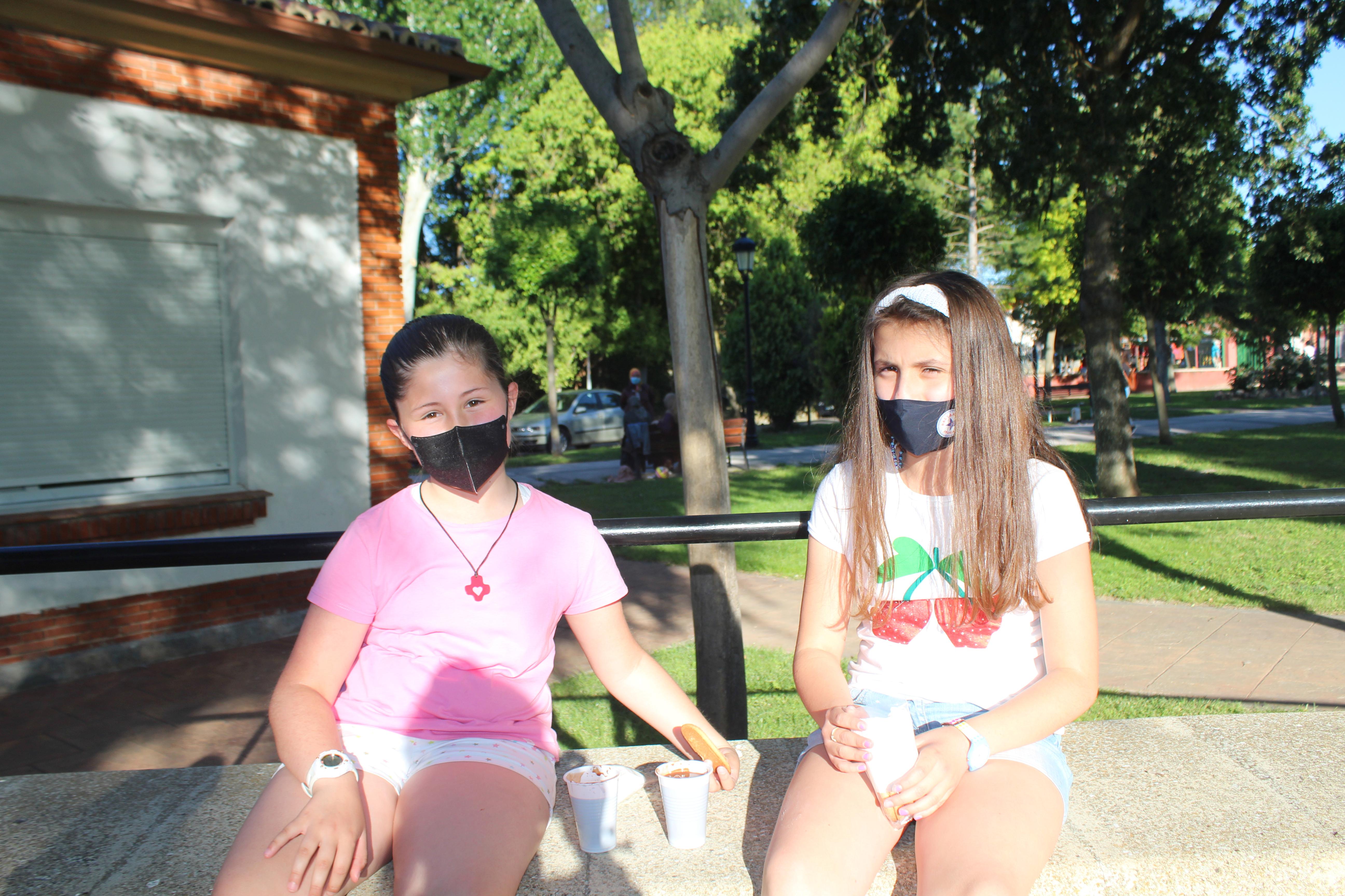 La Asociación Cultural de Amas de Casa 'Virgen de Revilla' repartió el tradicional chcolocate 