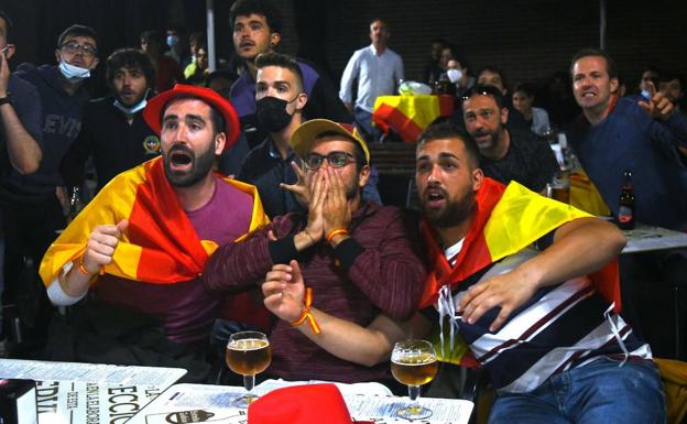 Varios aficionados españoles lamentan un fallo de la Selección. 