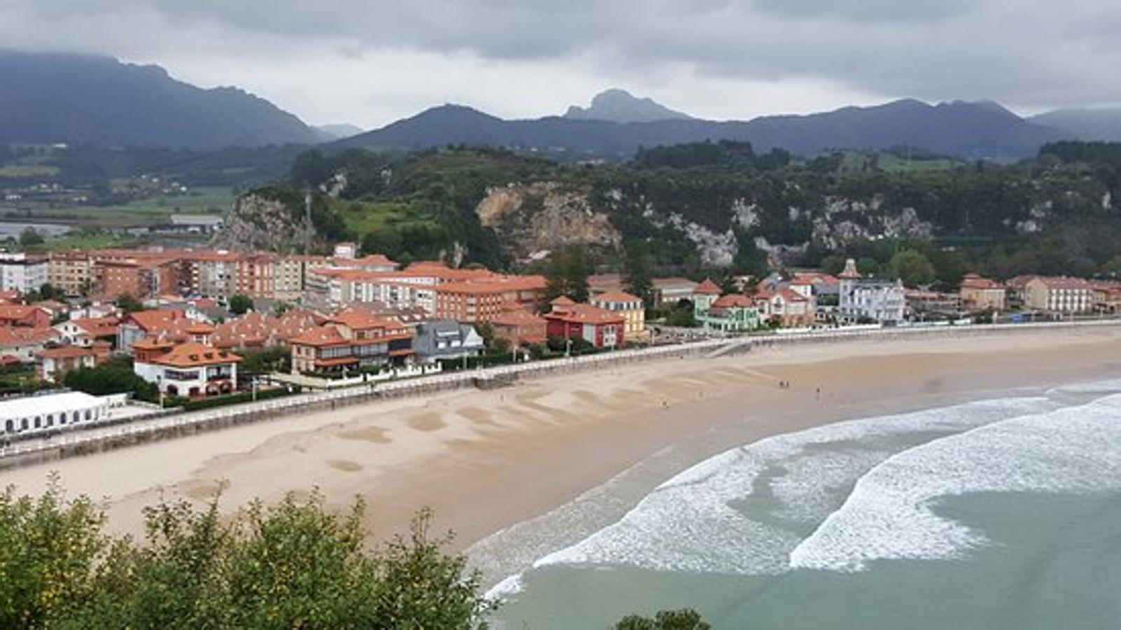 En Asturias, Ribadesella también cuenta con una bonita playa a poco más de tres horas de viaje en coche desde Valladolid. Es un lugar al que también se puede ir en tren, hasta Oviedo y haciendo transbordo hasta el municipio.