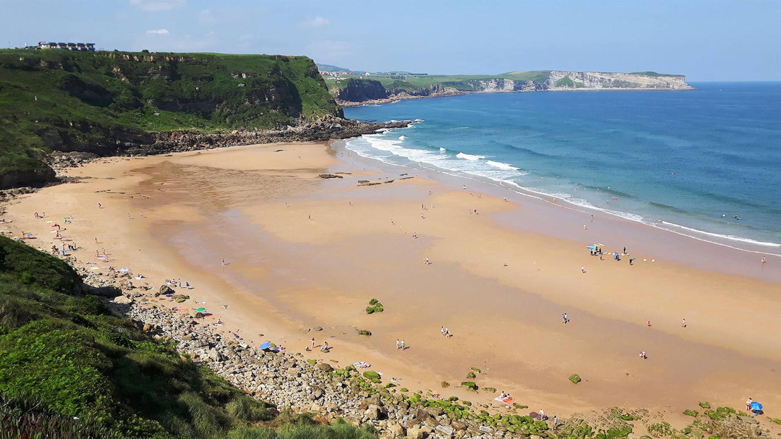 Suances es otro de los lugares predilectos de los vallisoletanos cuando van a Cantabria, especialmente la playa de los Locos. Se puede ir en coche o en bus o en coche.