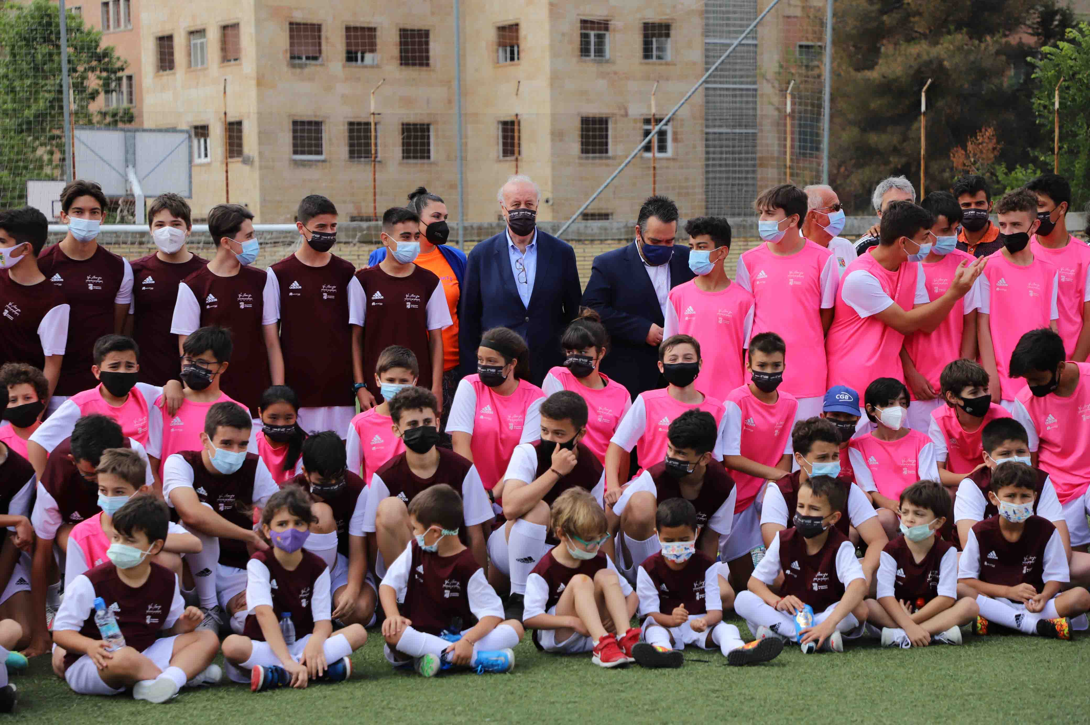 Vicente del Bosque visita su campus de verano