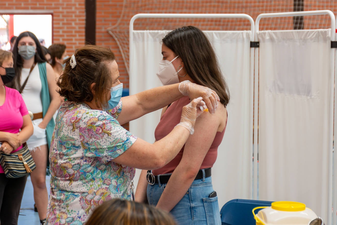 Fotos: Los futuros Erasmus de la UVA se vacunan en Palencia