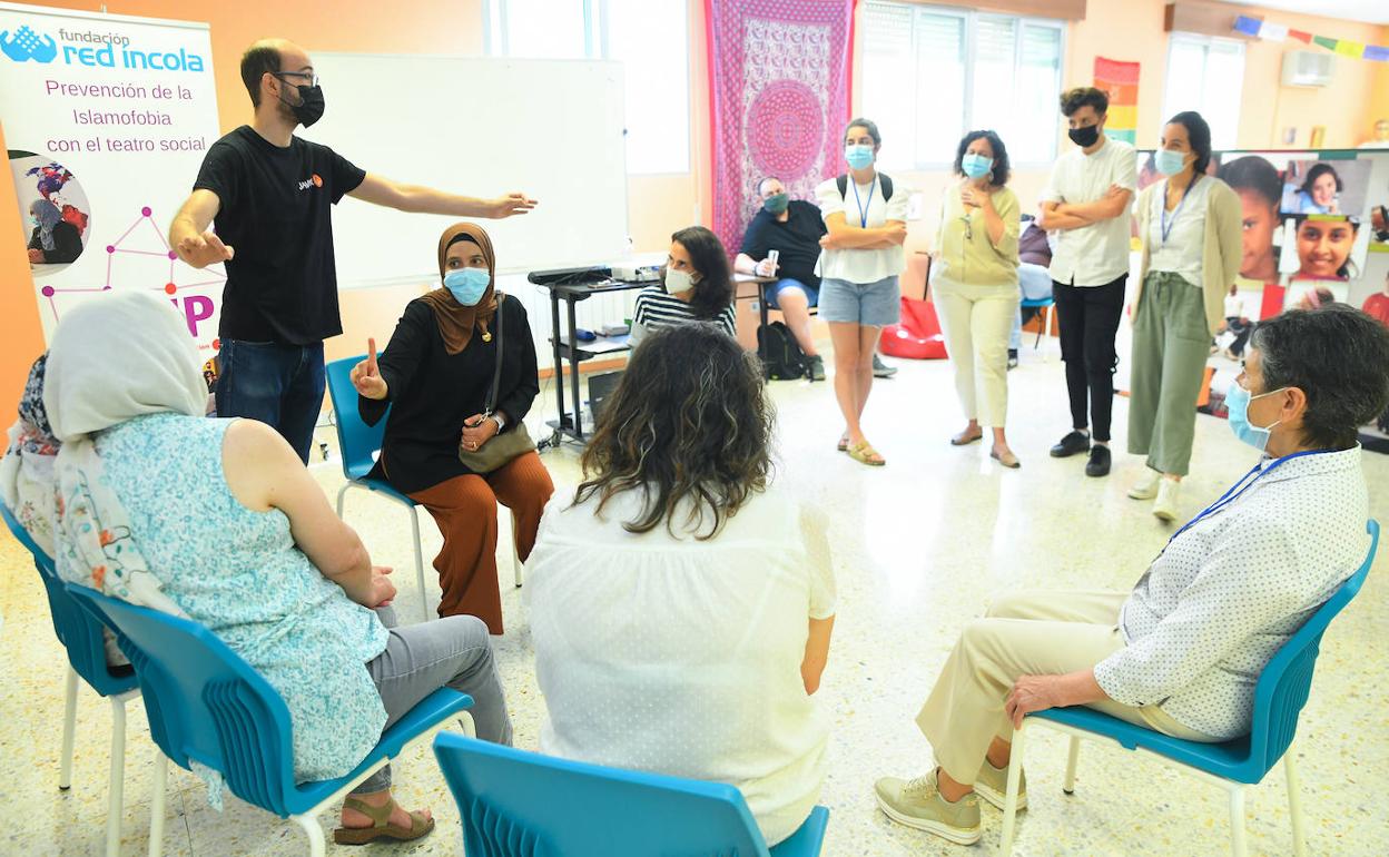 Un momento de las actividades, con la intervención de La Candela Teatro, en una acción contra la islamofobia. 