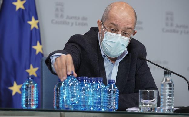 El vicepresidente de Castilla intenta explicar con botellas de agua cómo se administran las dosis de vacunas.