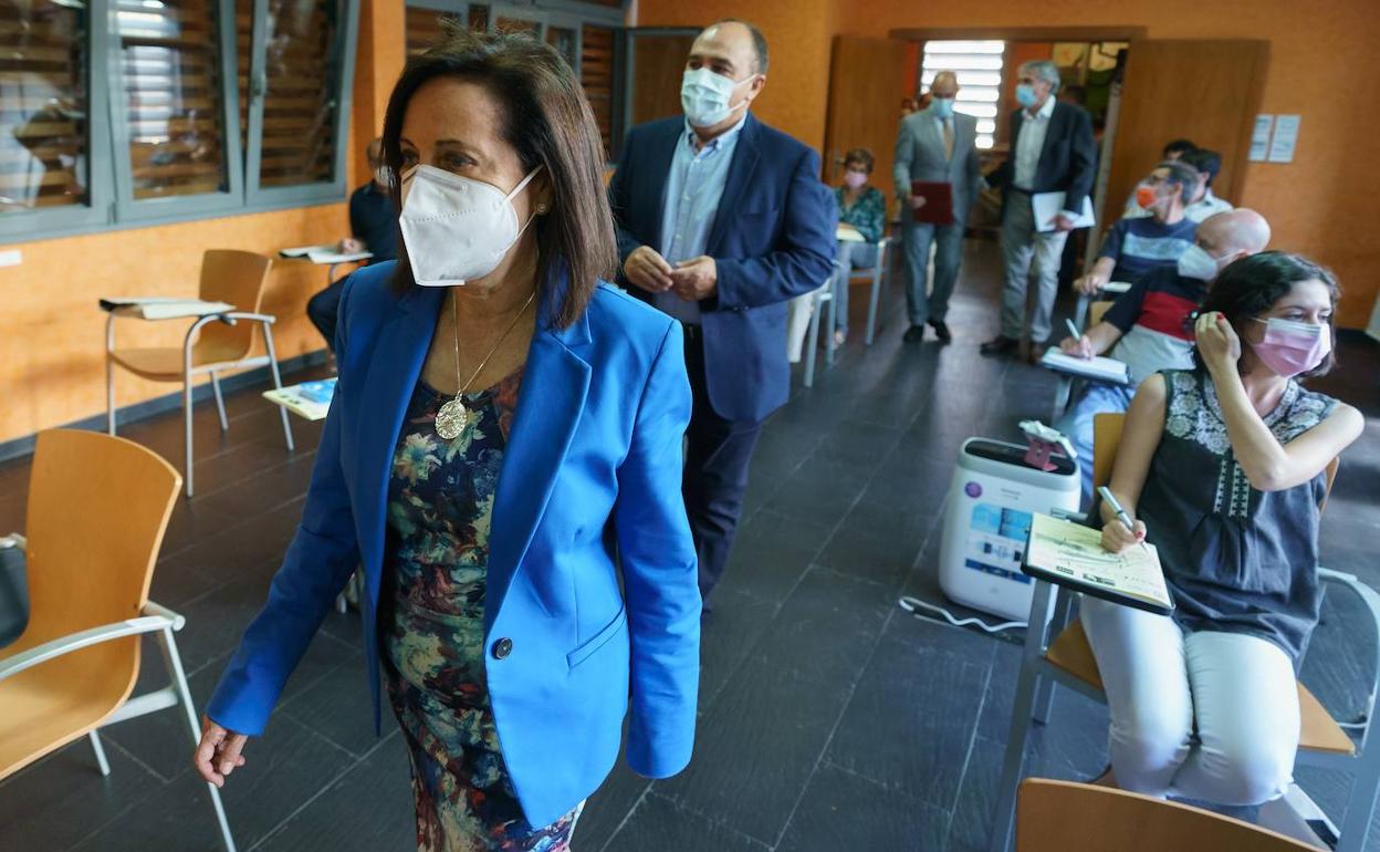 La ministra de Defensa, Margarita Robles, y el alcalde de Cebreros, Pedro José Muñoz, antes de inaugurar el seminario.