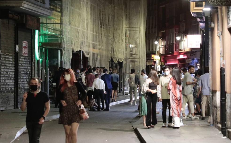 Jóvenes en una zona de copas de Valladolid. 