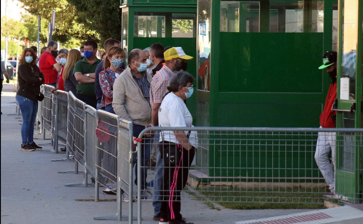 Cola de ciudadanos para vacunarse en el Pedro Delgado de Segovia. 