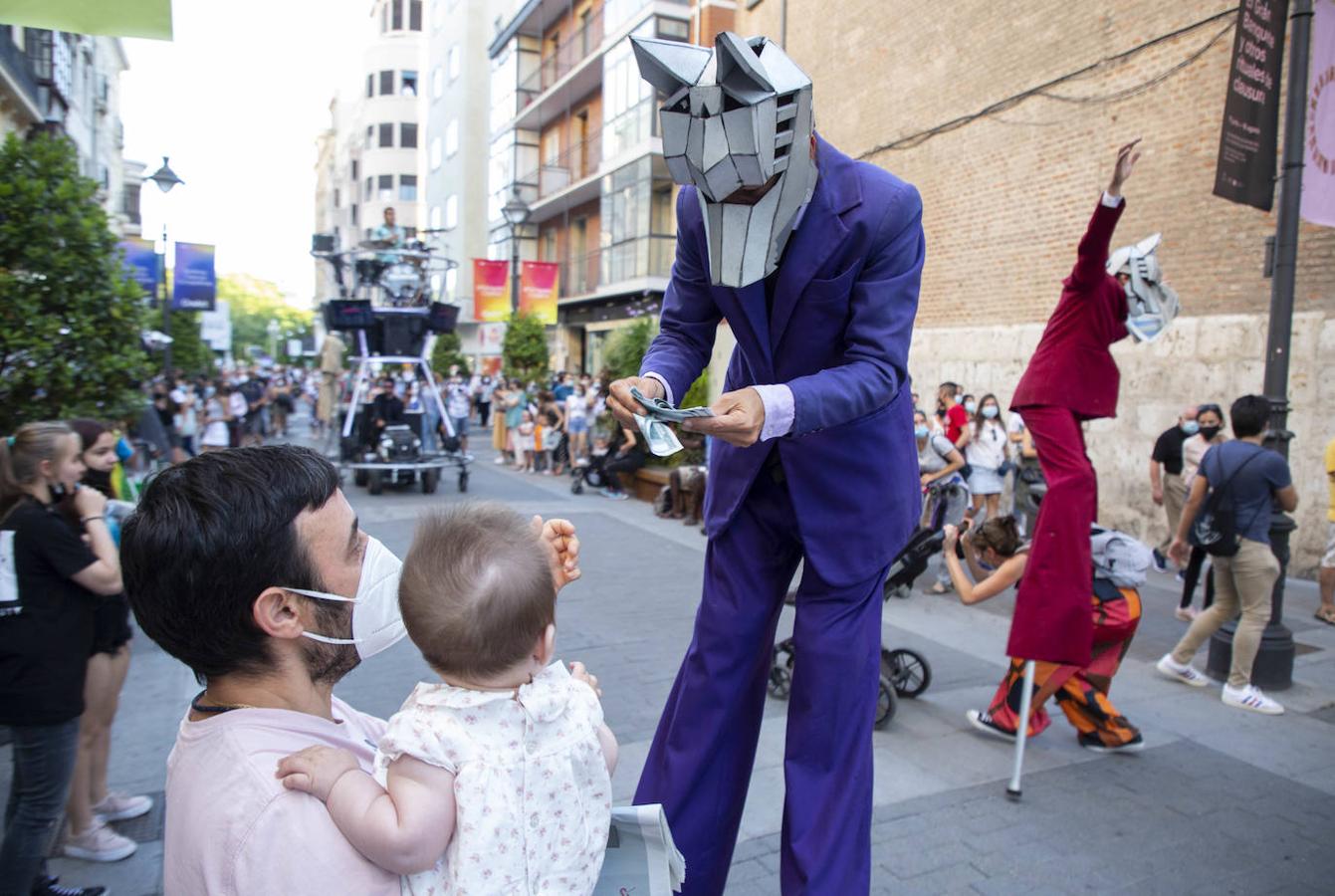 The Wolves, de La Fam Cia de teatre, en la calle Santiago.