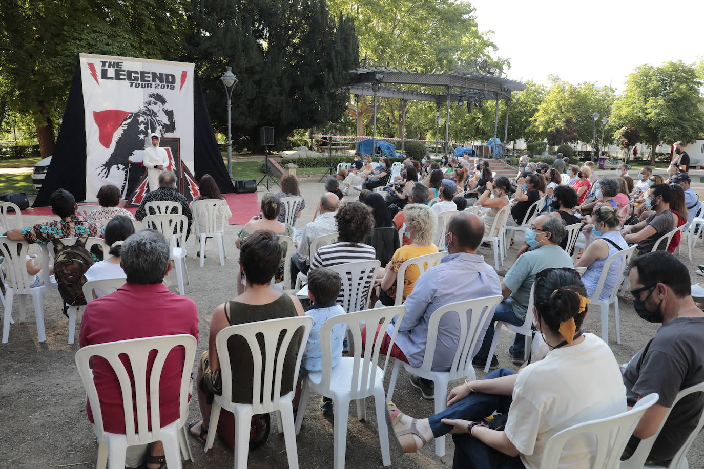 Sin Ojana, de Chicharrón Circo Flamenco, en la acera de Recoletos.