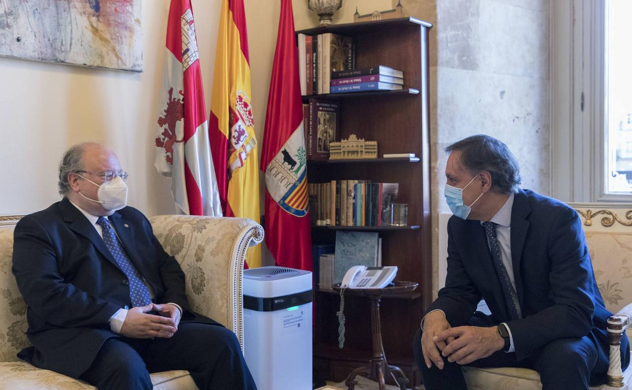 El presidente del CES valora el acuerdo político municipal de Salamanca como «ejemplo de consenso»