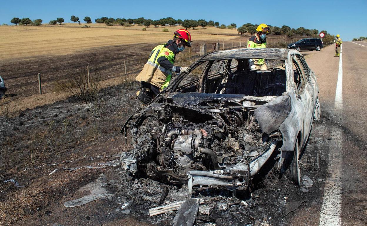 El incendio de un vehículo en Carpio de Azaba en (Salamanca) provoca un incendio forestal junto a la N-620. 