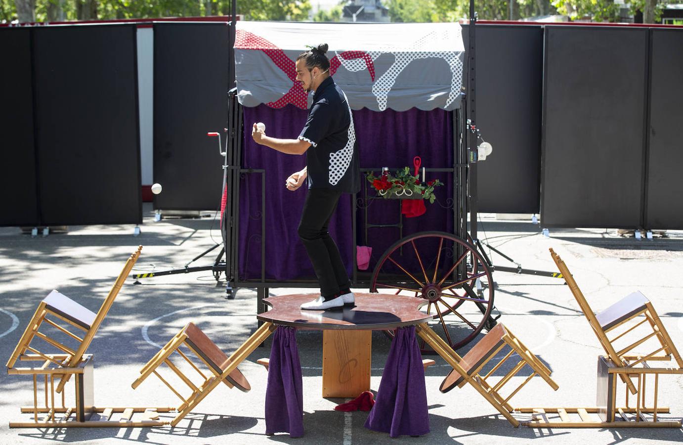 Sin Ojana, de Chicharrón Circo Flamenco, en la acera de Recoletos