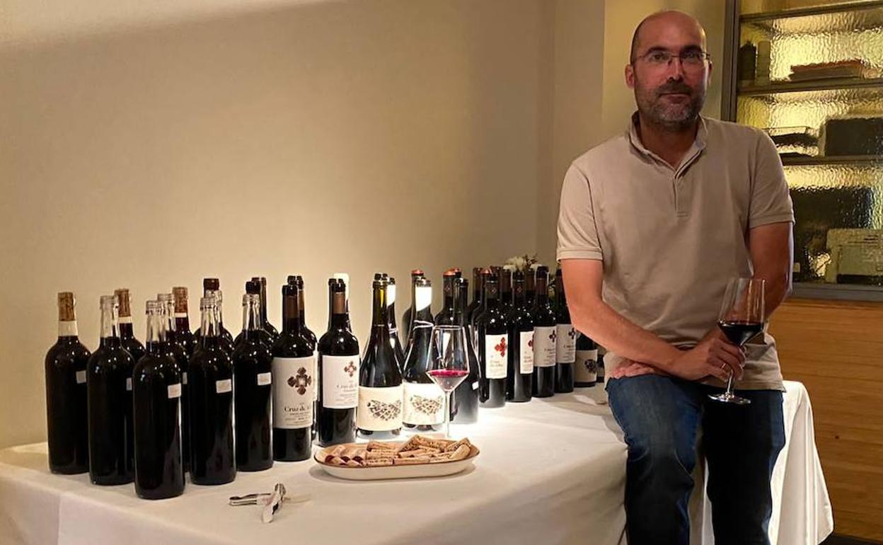 El enólogo Sergio Ávila posa con sus vinos en la sala del restaurante Trigo. 