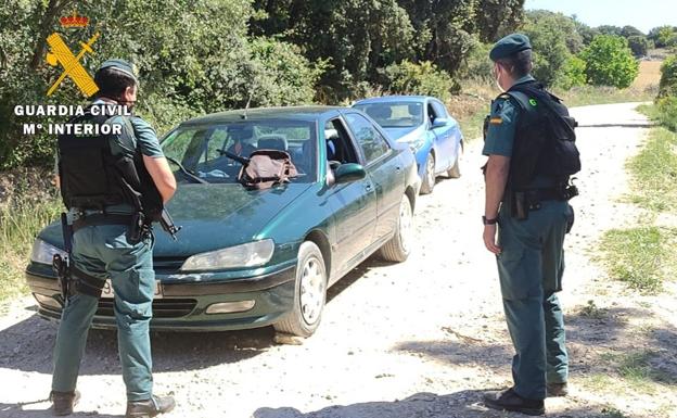 Efectivos de la Guardia Civil custodian el vehículo ene l que huyó el detenido. 