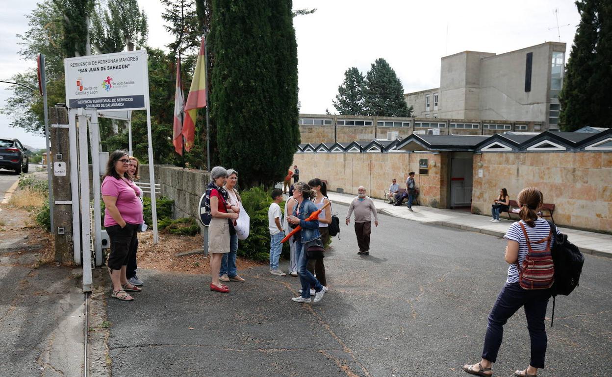 Unaa concentracion de trabajadores ante la residencia San Juan de Sahagun de la Junta en Salamanca.