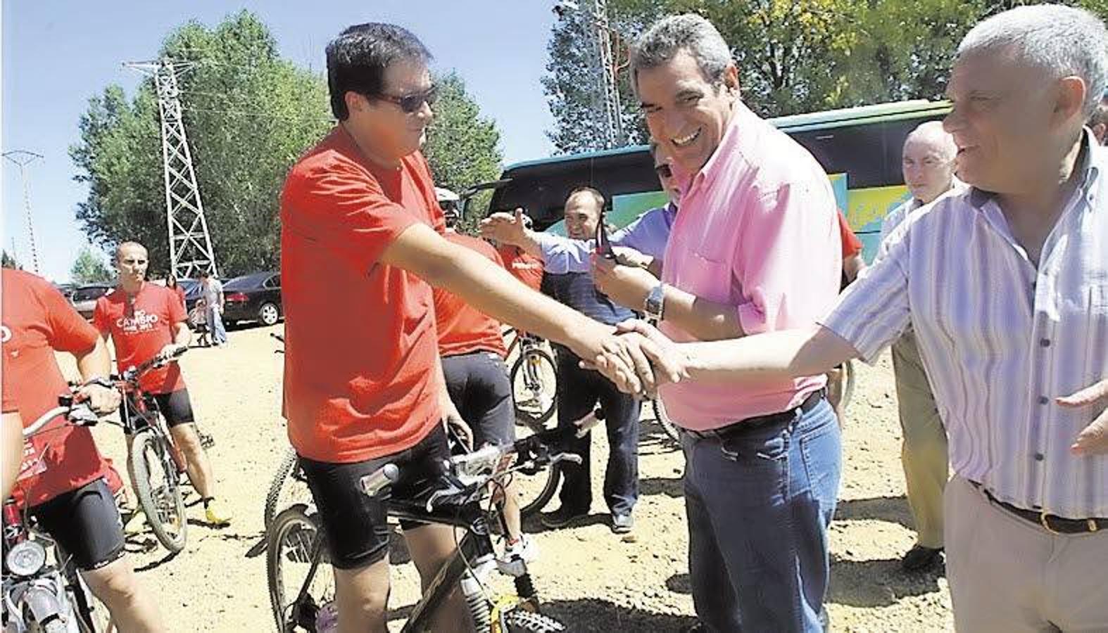 El secretario general del PSOE en Castilla y León, Óscar lópez, saluda a José Luis Varillas ante Julio Villarubia,en una etapa de 'Puro Cambio Tour'