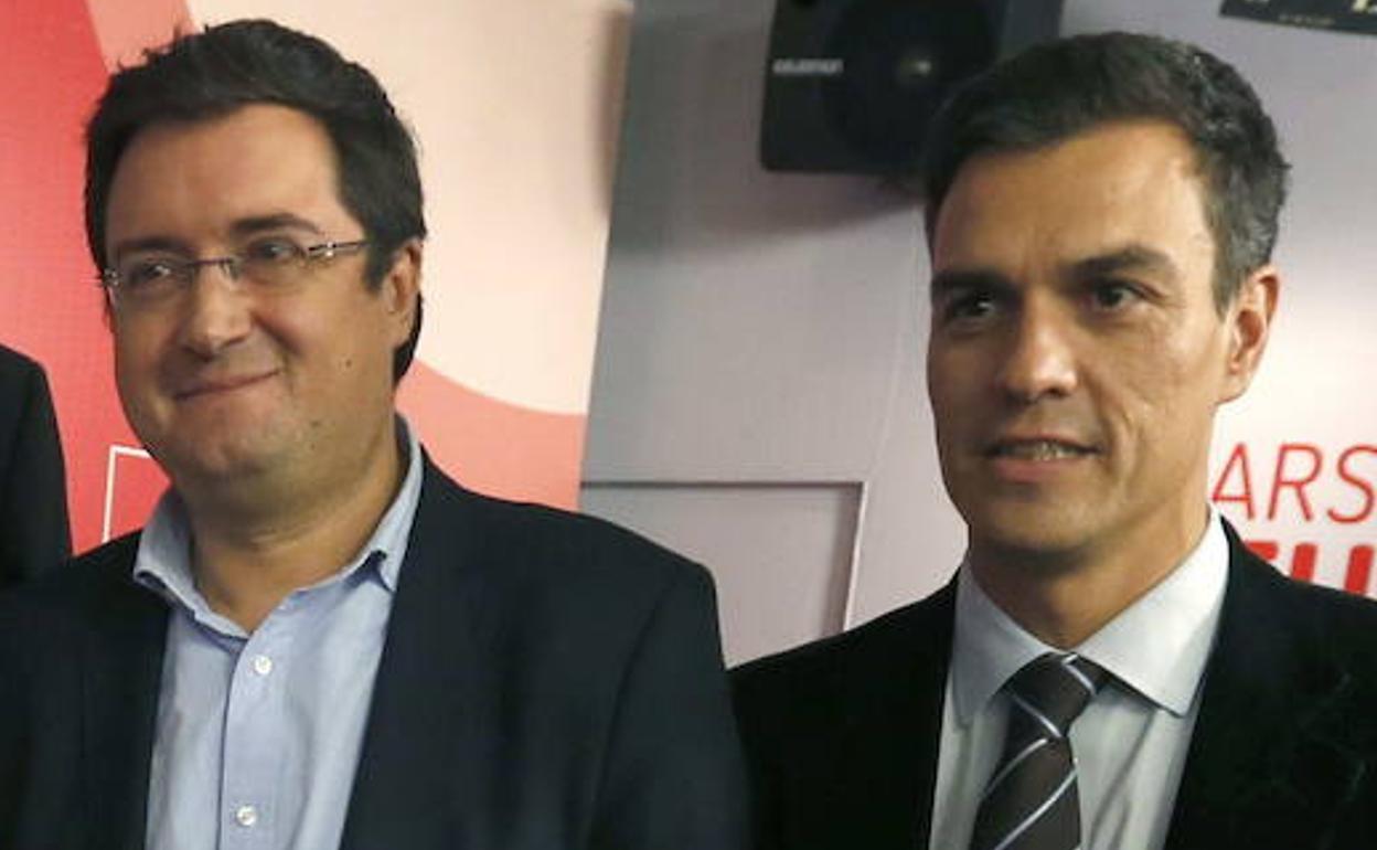 Óscar López y pedro Sánchez, en 2013, cuando éste coordinó la ponencia política de la conferencia sectoril socialista que organizó el primero.