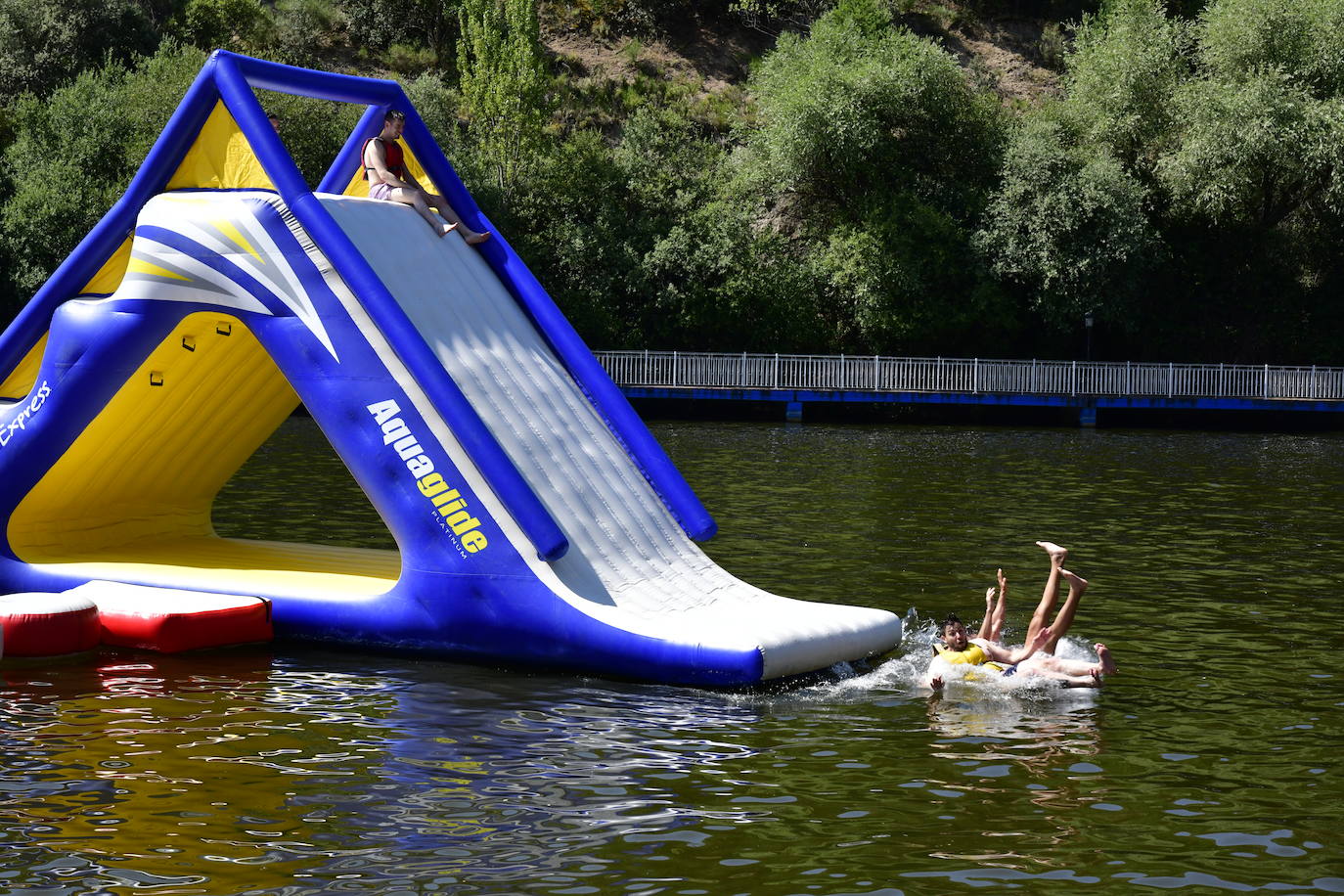 Bañistas en zonas como el Pontón Alto, La Panera o el pantano de Los Ángeles de San Rafael.