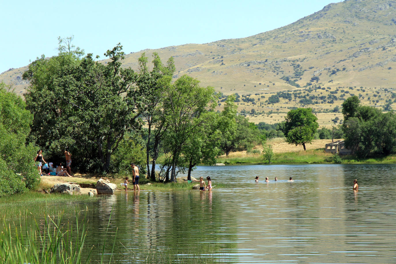 Bañistas en zonas como el Pontón Alto, La Panera o el pantano de Los Ángeles de San Rafael.