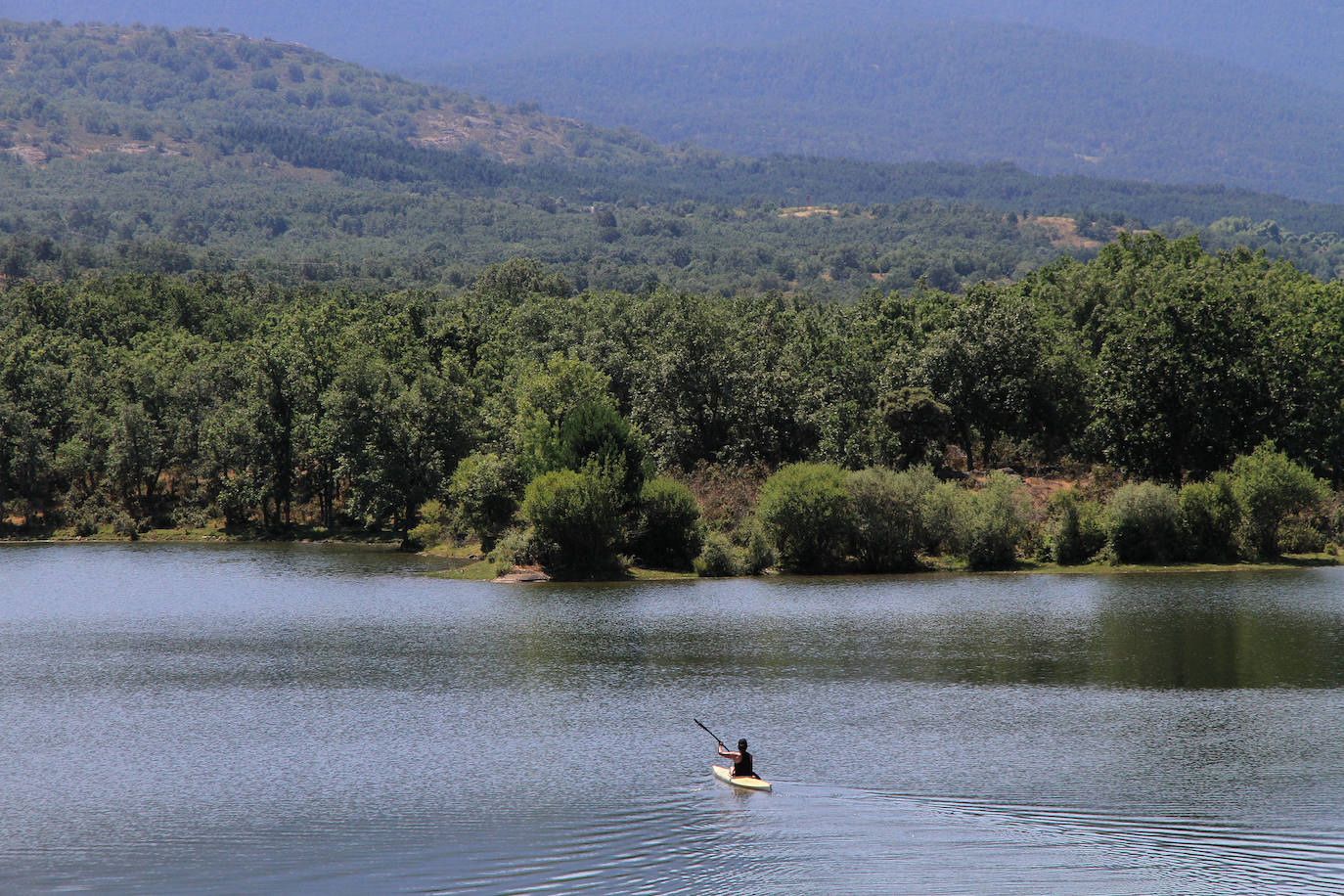 Bañistas en zonas como el Pontón Alto, La Panera o el pantano de Los Ángeles de San Rafael.