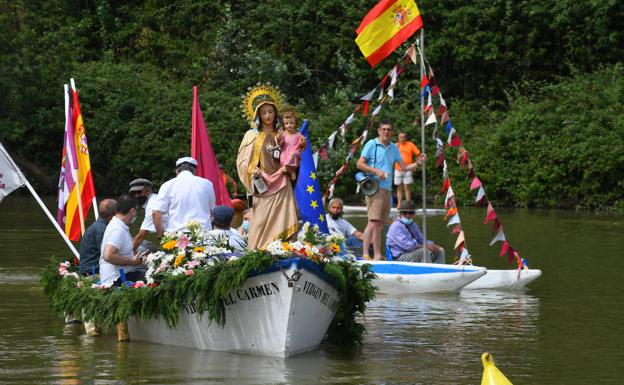 La embarcación con la imagen dela Virgen del Carmen encabeza la procesión por el río. 