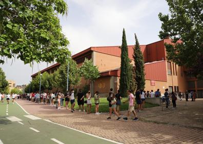 Imagen secundaria 1 - Masiva respuesta de los jóvenes de Salamanca al cribado de la Junta con grandes colas en el pabellón Unamuno