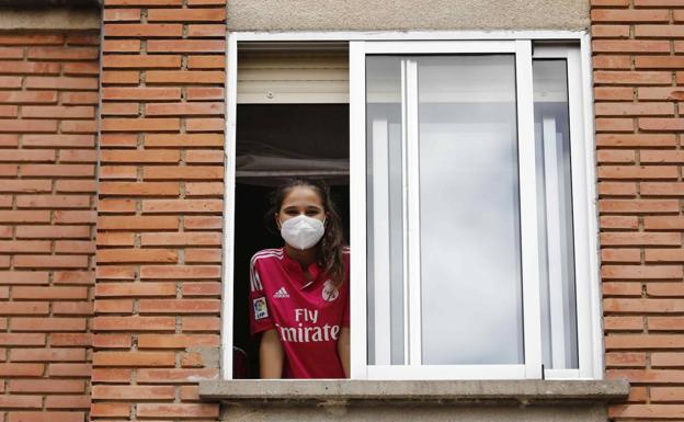 Cristina de la Fuente, asomada a la ventana. 