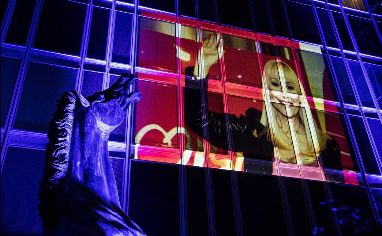 Homenaje a Raffaela Carrà,en un edificio de Roma.