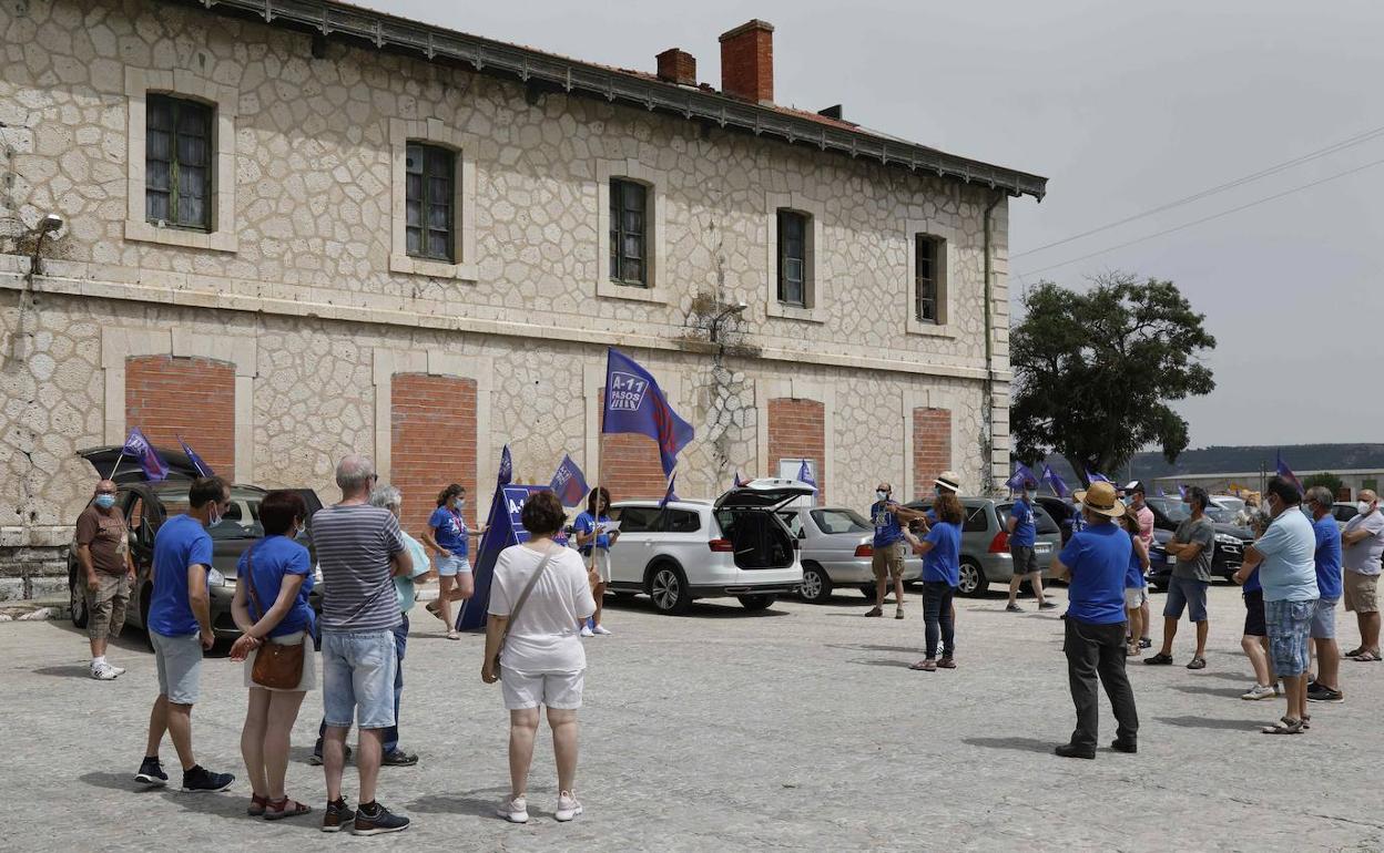 Miembros de la plataforma A11 Pasos, se concentraron ante la antigua estación de tren en Peñafiel antes de manifestarse por las calles y por la N-122 con sus vehículos..